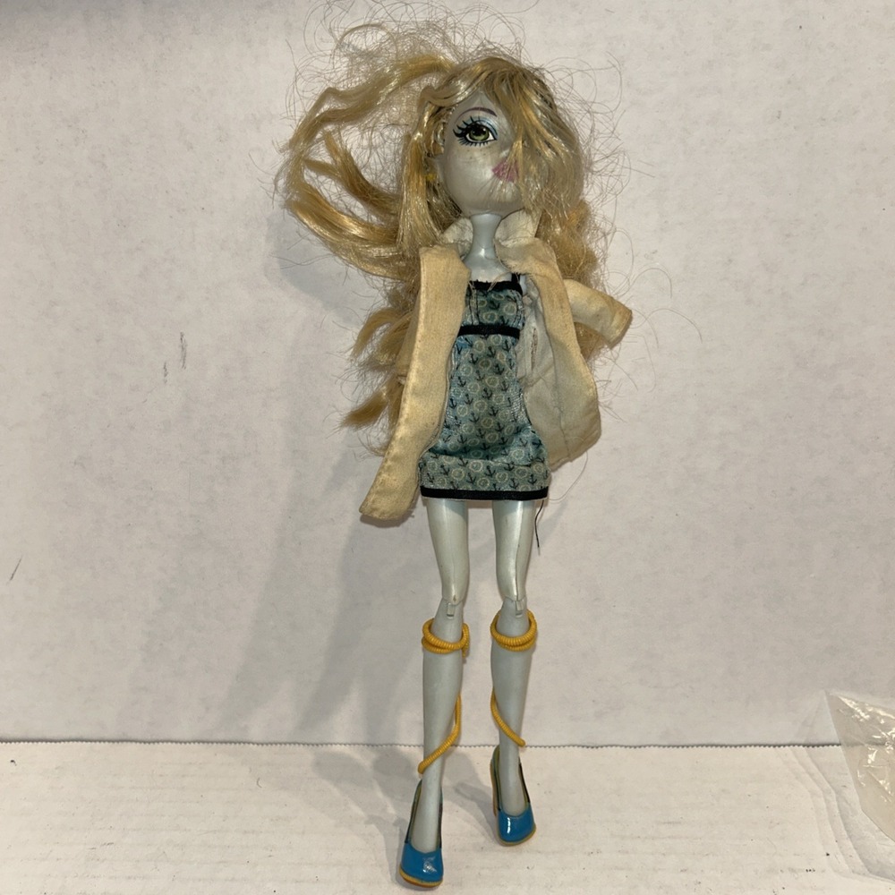 Mattel Monster High Lagoona Blue Doll with accessories First Wave 2008 READ C2